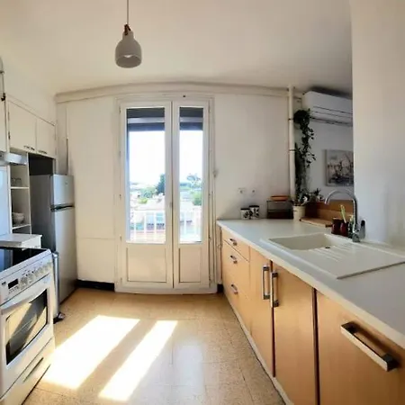 Les Pieds Dans L'eau : Grand T2 Avec Garage La Ciotat